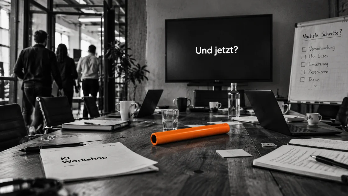 Menschen verlassen einen Workshopraum; auf dem Tisch liegen KI-Unterlagen und ein orangefarbenes Rohr, auf dem Bildschirm steht „Und jetzt?“, neben einem Flipchart mit nächsten Schritten.