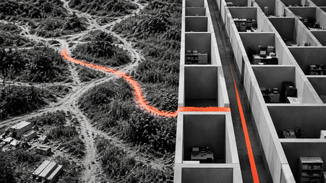 Ein orange markierter Pfad führt aus einer wilden Landschaft in ein Labyrinth aus Büros und geraden Fluren.